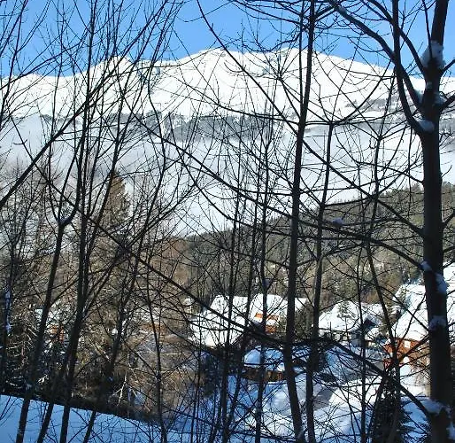 Les Petits Melezes לינה וארוחת בוקר 4*