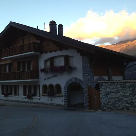 Les Petits Mélèzes Bed & Breakfast 4*